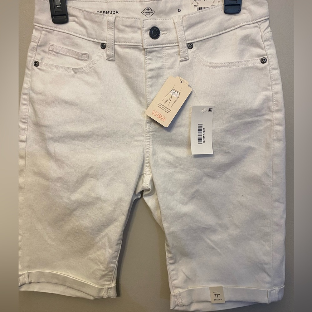 Whit Bermuda mid rise shorts size 6 new white tags